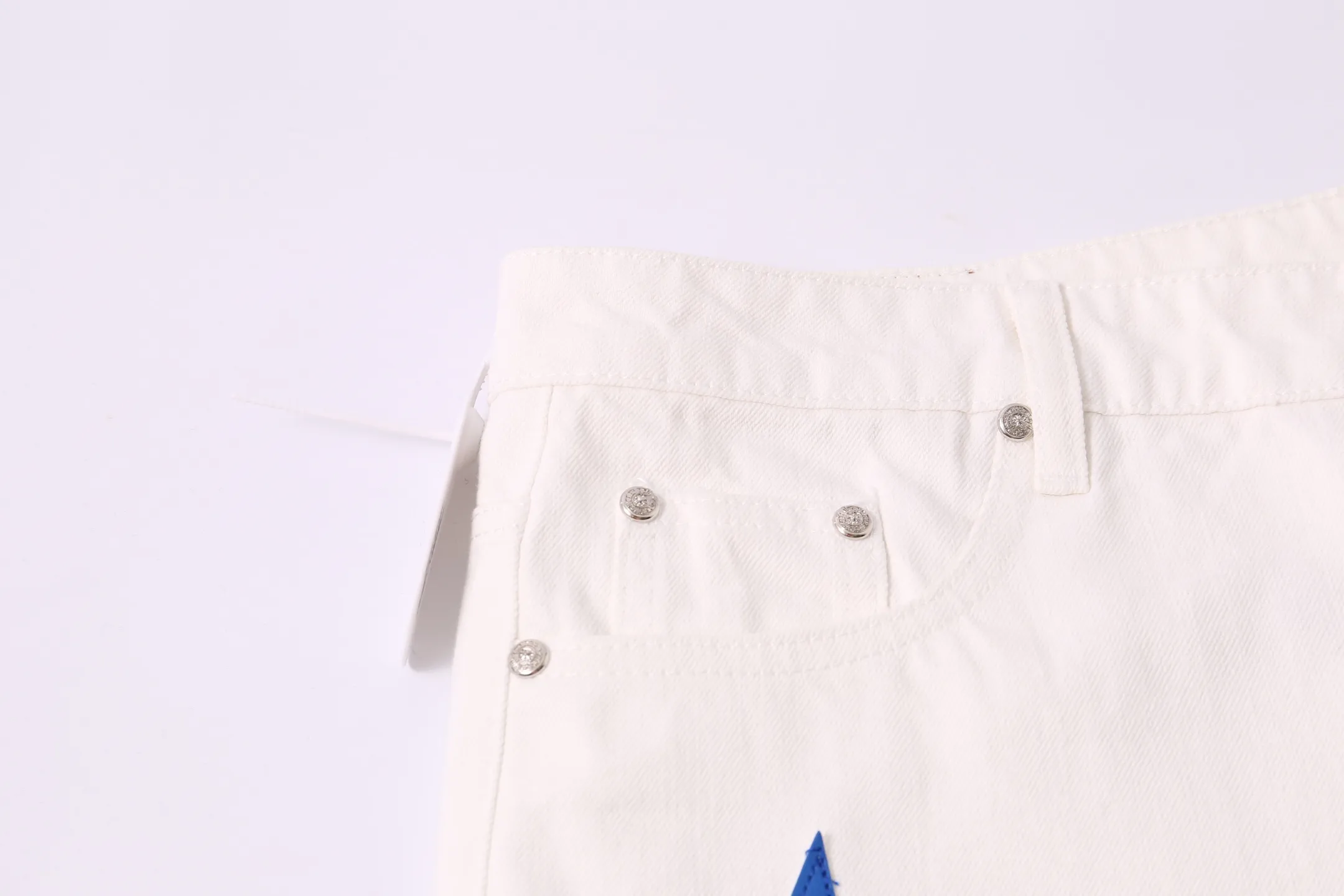P210 Style No.: H899 [Men’s zipper style] Croxin & 𝐂𝐡𝐫𝐨𝐦𝐞 𝐇𝐞𝐚𝐫𝐭 ss25 new white Miami star 💫 blue leather jeans. Styles with different washed textures are very friendly to people with thin legs. The slightly flared version perfectly modifies the leg shape. The timeless and moderate length makes it easy to match and match. It is the basis for various styles and is a must-have in your wardrobe! The fabric is stiff but also makes the upper body soft without losing texture. The washing process is even more perfect. It is a must-have item for everyone! ! ! Washed wheat, hang tag, pants label, complete with three labels Color: white Size: 30-32-34-36